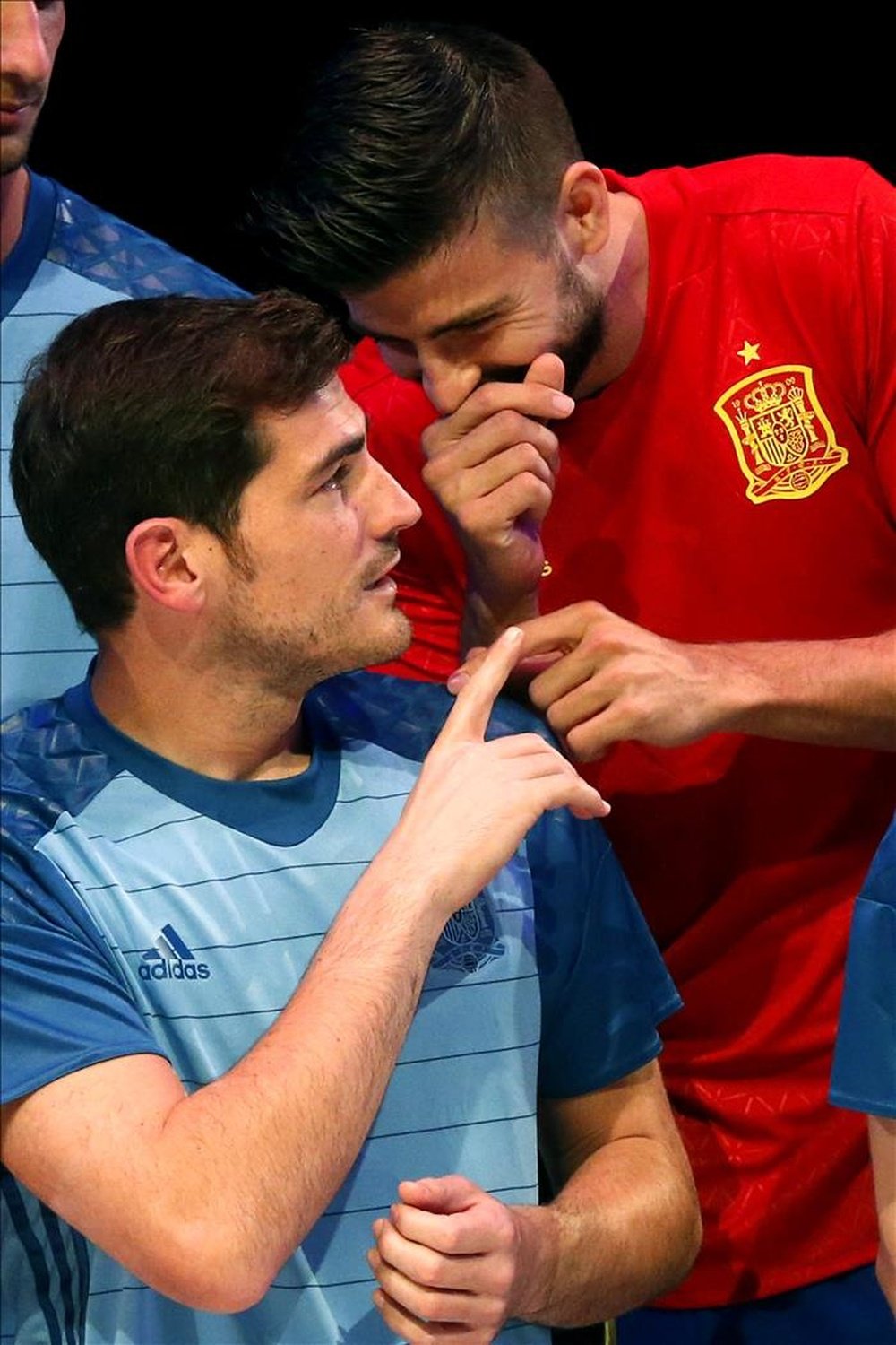Casillas y Piqué compartieron mensajes en redes sociales. EFE