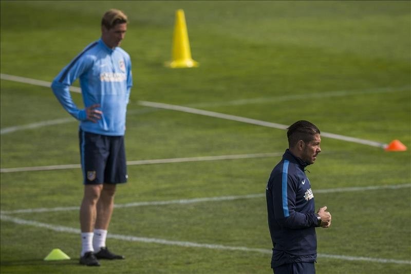 El jugador del Atlético de Madrid Fernando Torres (i) y el técnico del club, Diego Pablo Simeone (d), durante un entrenamiento. EFE/Archivo 