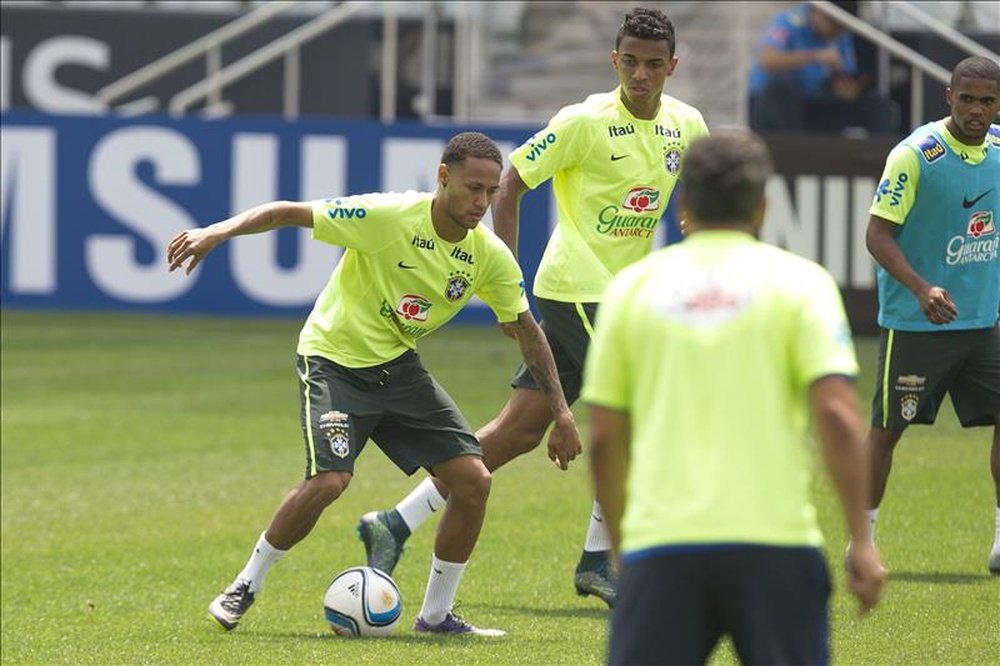 El jugador de la selección Brasil Neymar participa, este 11 de noviembre de 2015, en una sesión de entrenamiento en el club Corinthians de la ciudad de Sao Paulo (Brasil). EFE