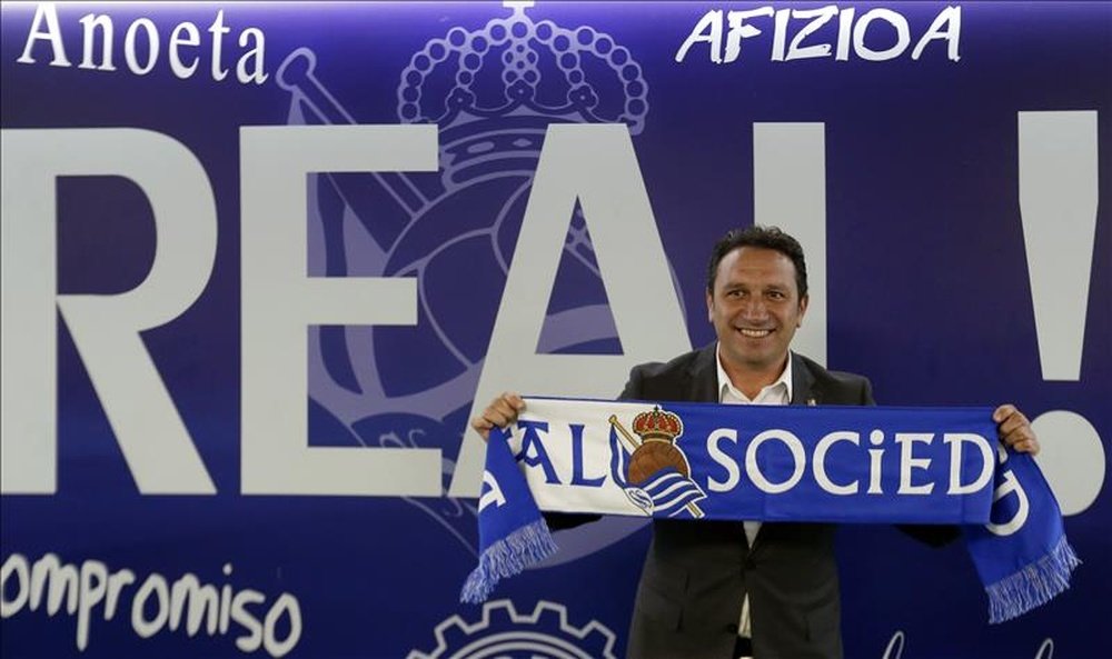 El nuevo entrenador de la Real Sociedad, Eusebio Sacristán, posa para los medios gráficos en el estadio de Anoeta de San Sebastián. EFE