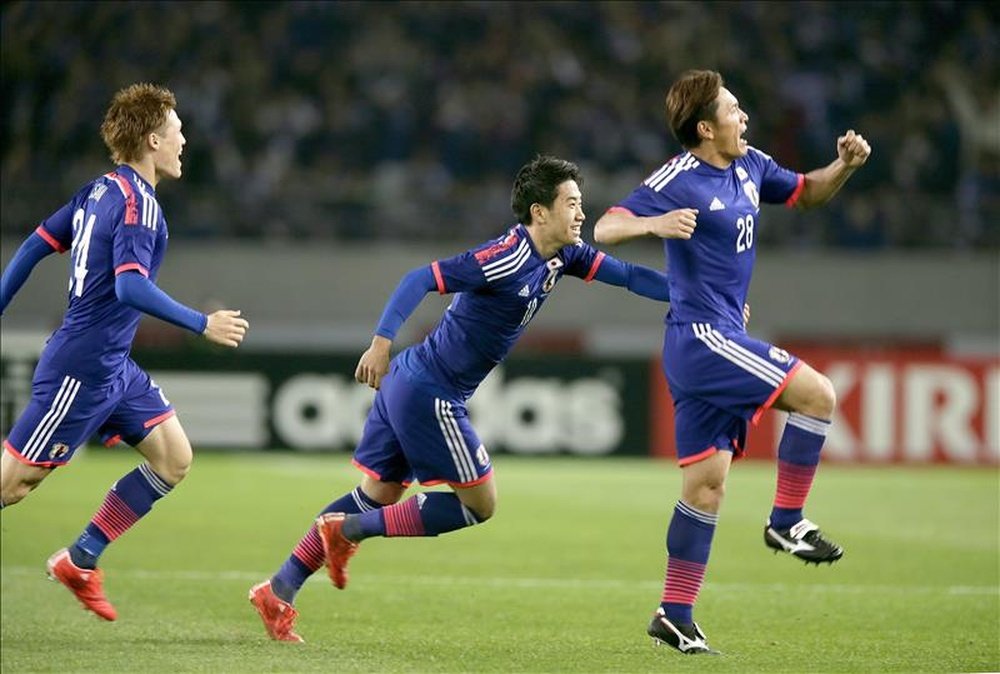 El centrocampista de la selección japonesa, Toshihiro Aoyama (d) celebra con sus Shinji Kagawa (c) y Gotoku Sakai (i). EFE/Archivo