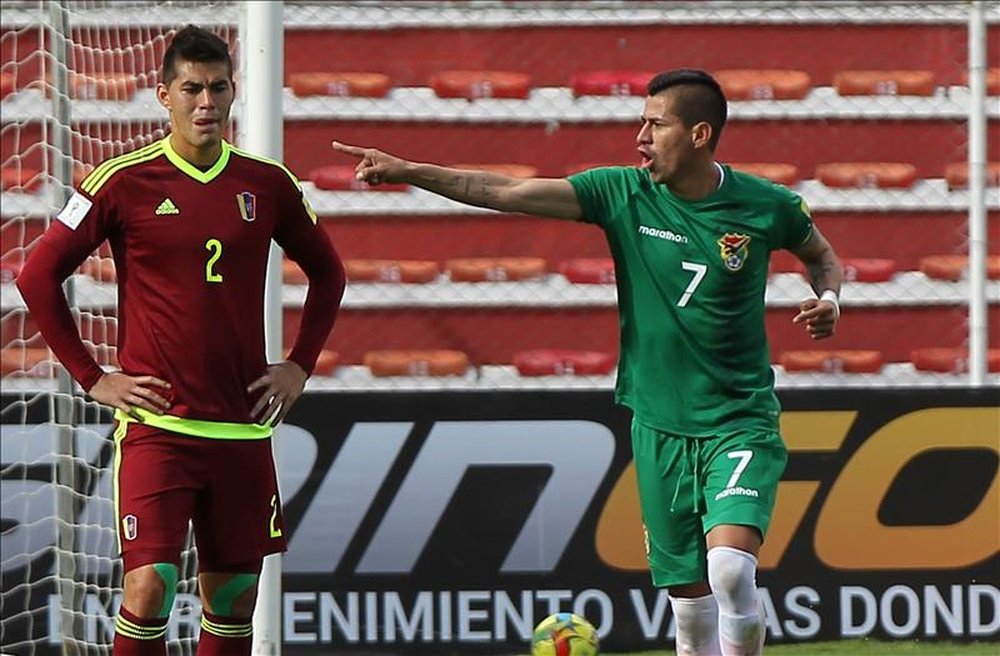 El jugador Juan Carlos Arce (d) de la selección boliviana de fútbol celebra una anotación durante un partido entre Venezuela y Bolivia por las eliminatorias sudamericanas del Mundial de Rusia 2018, que se disputa en el estadio Hernando Siles en La Paz (Bolivia). EFE