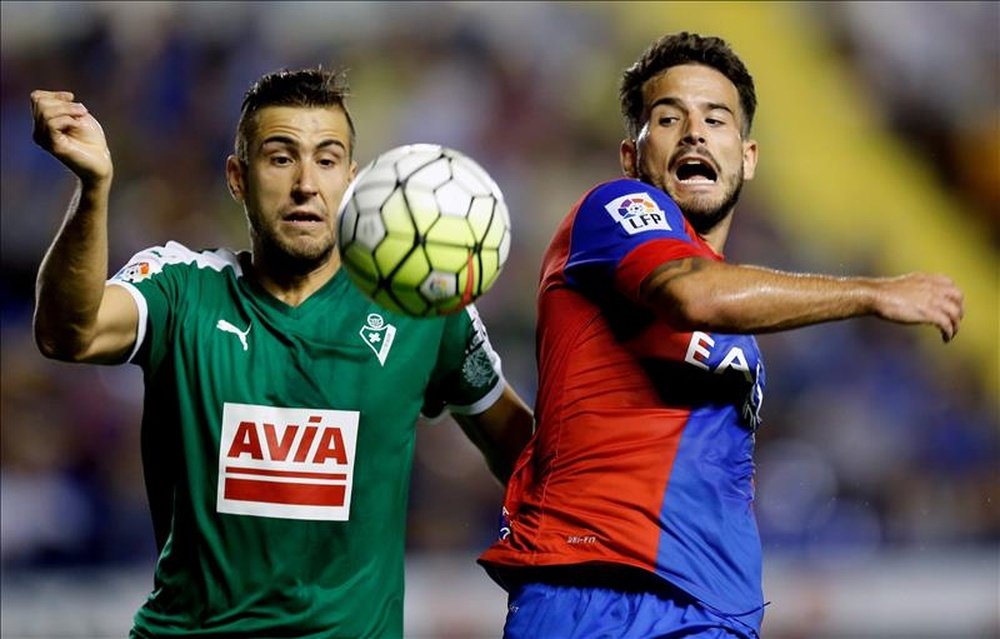 El delantero del Eibar Borja Ekiza (i) disputa un balón con centrocampista del Levante Rubén García (d). EFE/Archivo