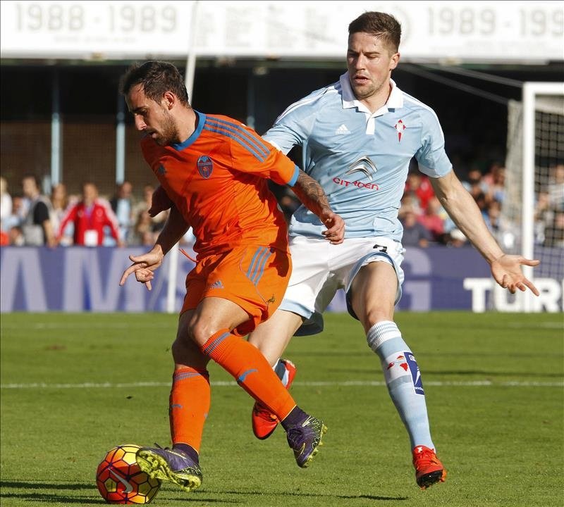El defensa del Celta de Vigo, Andreu Fontás (d), pugna por un balón con el delantero del Valencia, Paco Alcácer (i), en el partido de la undécima jornada de Liga de Primera División jugado en el estadio de Balaídos. EFE/Archivo 