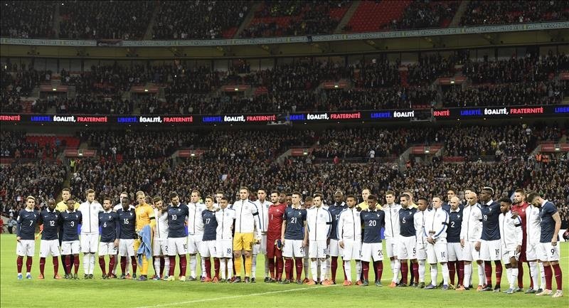  Jugadores del equipo de Francia y de Inglaterra realizan un minuto de silencio en homenaje a las víctimas de los ataques en París antes de su partido amistoso en el estadio Wembley de Londres (Reino Unido). EFE