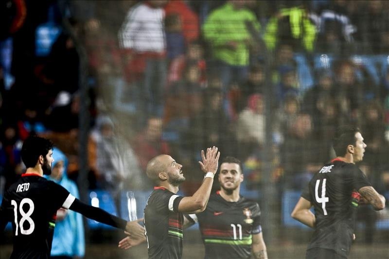 Andre Andre (2i), de Portugal, celebra un gol con sus compañeros de equipo durante un partido amistoso entre Luxemburgo y Portugal, disputado en el estadio Josy Barthel, en Ciudad de Luxemburgo, Luxemburgo. EFE