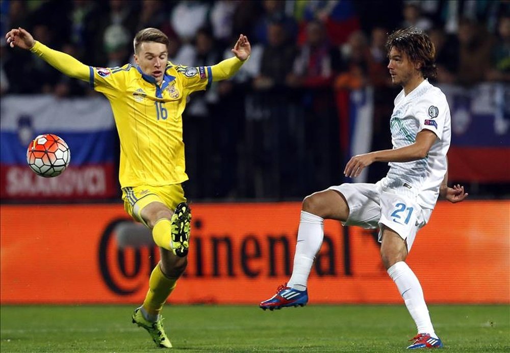 Seth Sydorchuk (i) de Ucrania en acción contra Martin Milec (d) de Eslovenia durante su partido clasificatorio para la EURO 2016 de la UEFA en Maribor (Eslovenia). EFE