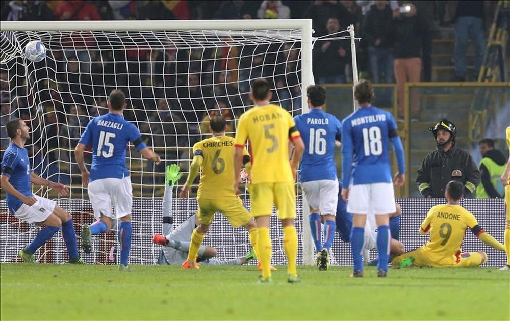 El jugador de Romanía Florin Andone (d) anota contra Italia en un partido amistoso realizado en el estadio Renato DallAra en Bologna (Italia). EFE