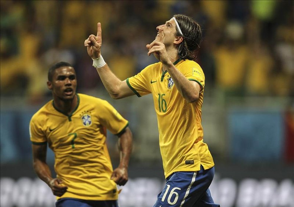 El jugador Filipe Luís (d) de Brasil celebra la anotación de un gol, hoy martes 17 de noviembre de 2015, durante un partido ante Perú que se disputa en el estadio de Fonte Nova en Salvador, Bahía (Brasil). EFE