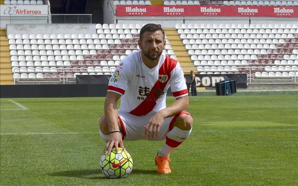 Razvan Rat, lateral izquierdo rumano del Rayo Vallecano. EFE/Archivo