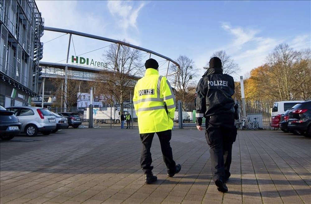 Dos policías pasean en exterior del HDI Arena despúes de la cancelacióndel partido amistoso entre las selecciones de Alemania y Holanda en Hannover (Alemania), el pasado miércoles. EFE