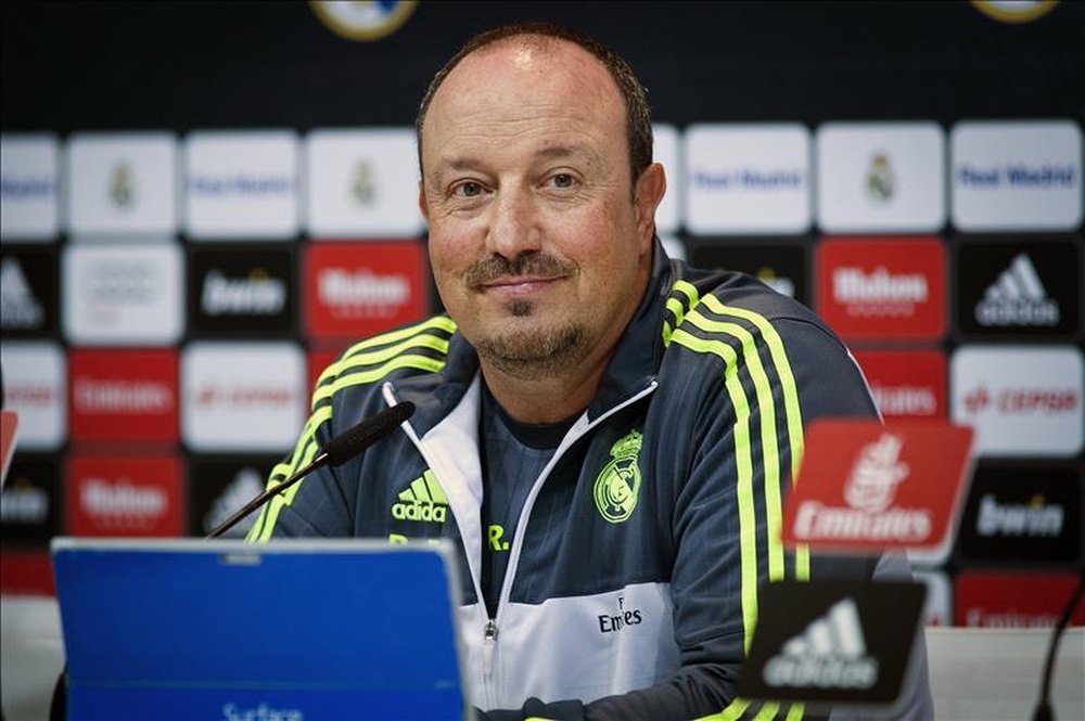 El entrenador del Real Madrid, Rafa Benítez, durante la rueda de prensa que ha ofrecido tras el entrenamiento realizado hoy en la Ciudad Deportiva de Valdebebas, de cara al partido de la décimo segunda jornada de Liga que el conjunto blanco disputa contra el FC Barcelona mañana en el estadio Santiago Bernabéu. EFE 