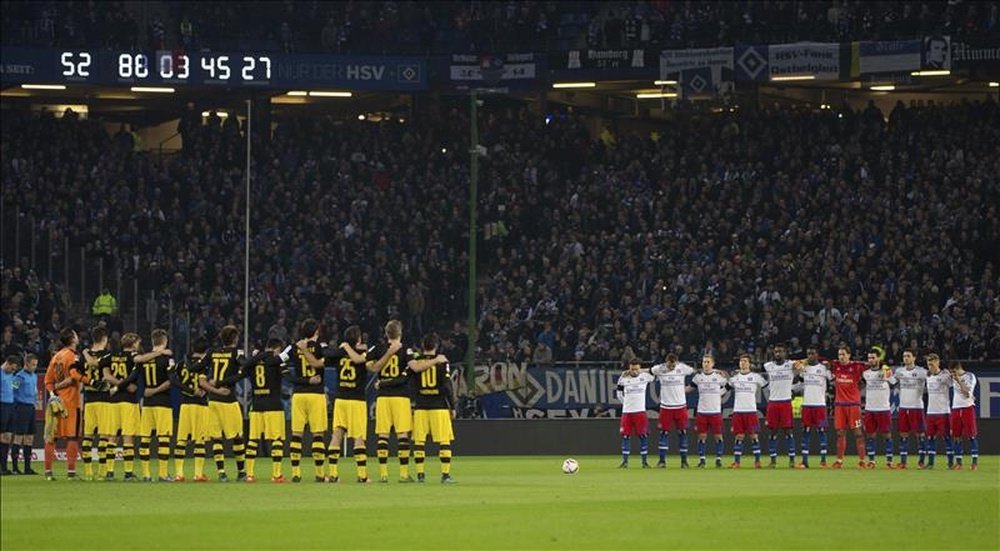 Los jugadores del Borussia Dormund y el Hamburgo guardan un minuto de silencio por las víctimas de los atentados de París al comienzo del partido de la Bundesliga alemana en el estadio Volksparkstadion de Hamburgo, Alemania. EFE/EPA