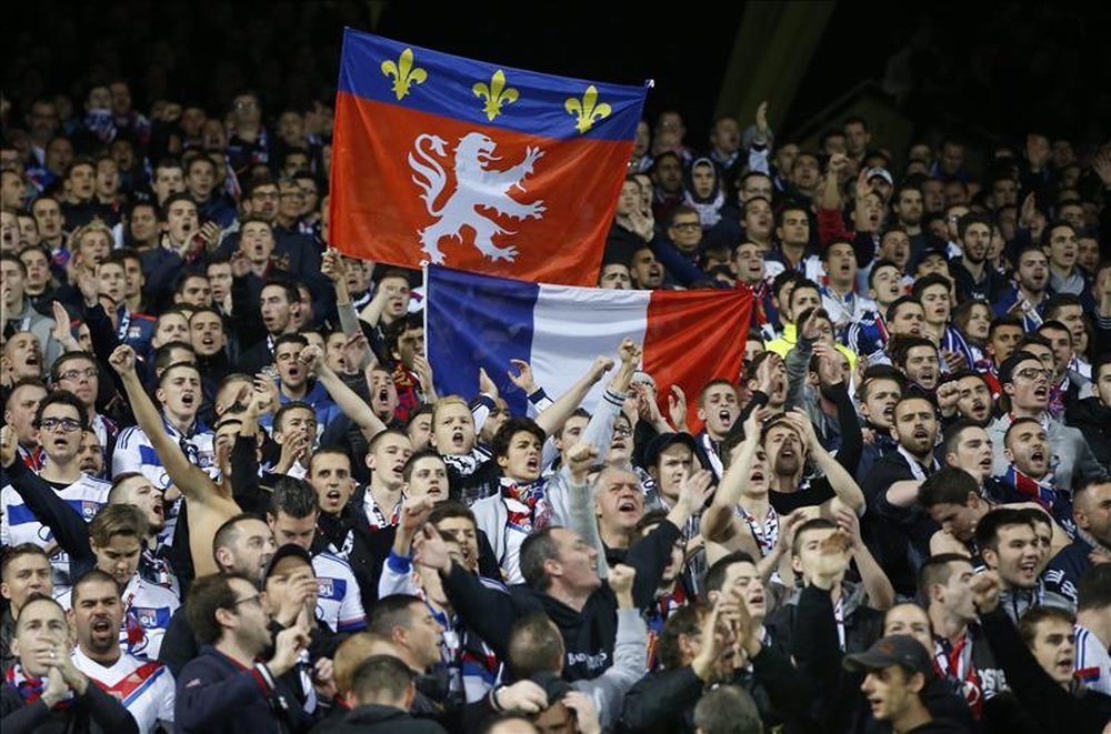 Fanáticos de Olympique Lyon en el estadio Stade Gerland en Lyon (Francia). EFE/Archivo