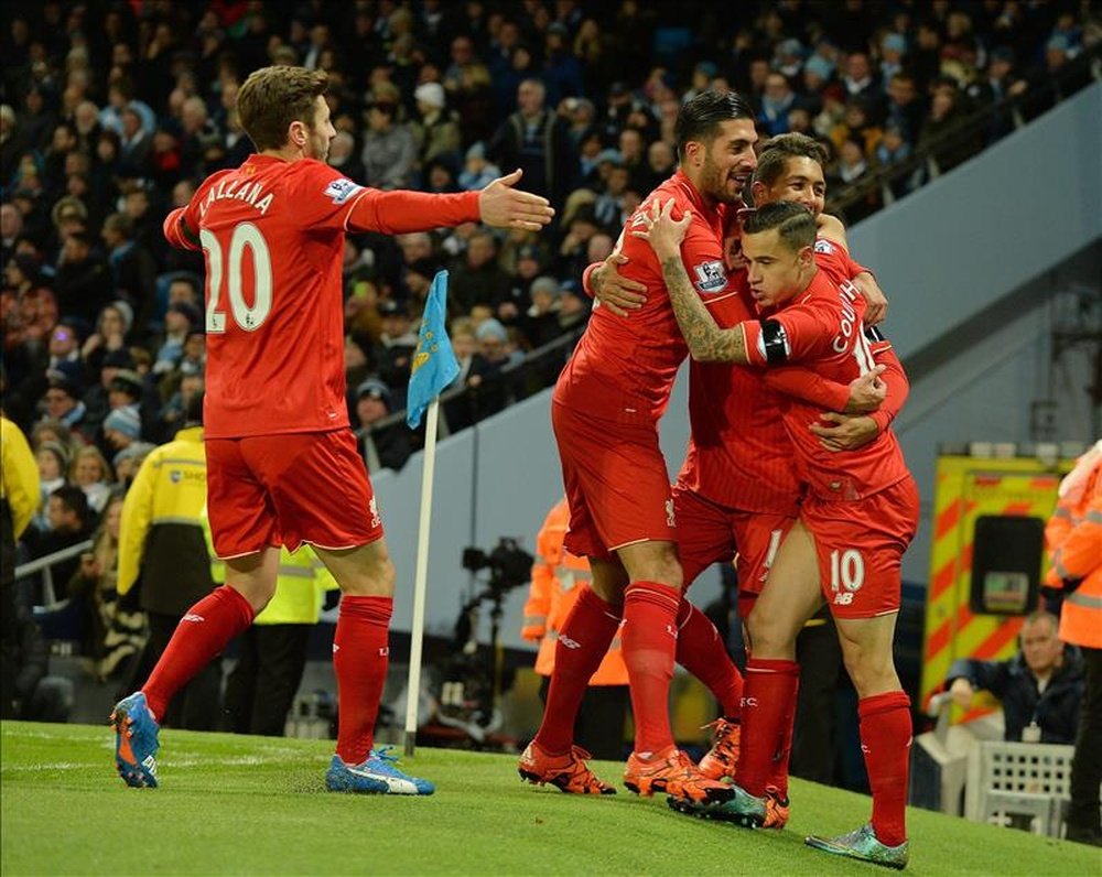Los jugadores del Liverpool celebran un gol al Manchester City en el Etihad Stadium, Manchester, Reino Unido. EFE/EPA