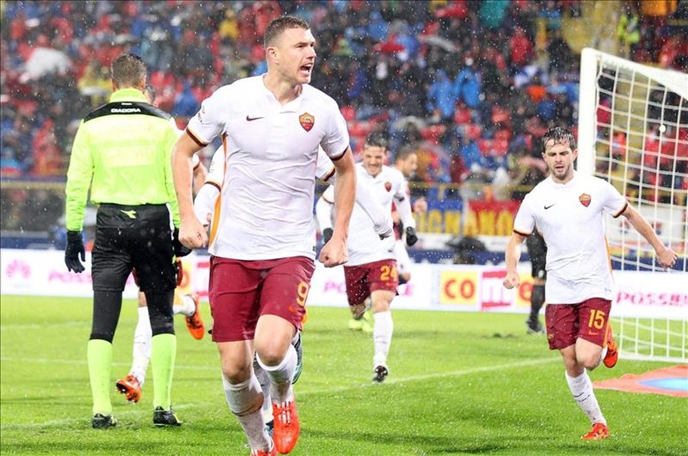 El delantero del Roma Edin Dzeko (c) celebra el 2-1 durante el partido de la Serie A que han jugado Bologna FC y AS Roma en el Renato DallAra Stadium de Bolonia, Italia. EFE/EPA