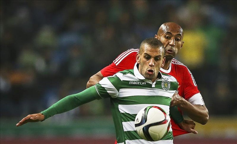 El jugador del Benfica Luisao (detrás) durante el encuentro contra Sporting en Lisboa, Portugal. EFE