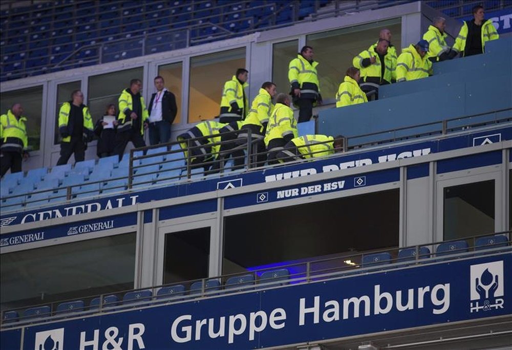 Miebros de seguridad revisan los asientos del estadio Volksparkstadion de Hamburgo, Alemania, el pasado 20 de noviembre. EFE