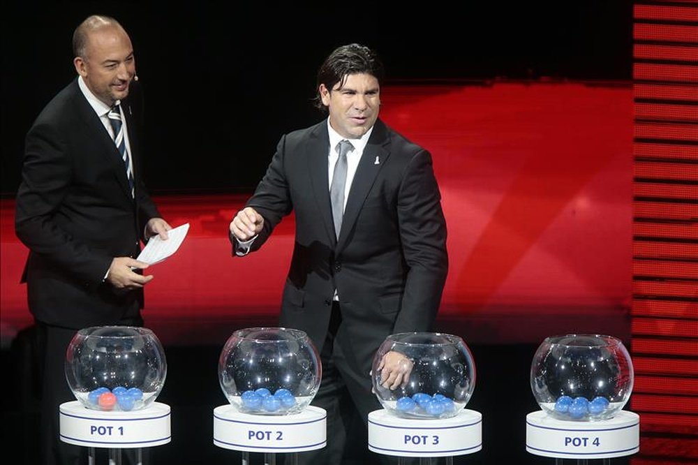 En la imagen, el mánager de eventos de la FIFA, Jaime Yarza (i) y el exfutbolista chileno Marcelo Salas (d). EFE/Archivo
