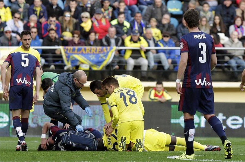 El defensa marfileño del Villarreal Eric Bailly es atendido en el césped por un traumatismo craneoencefálico tras chocar con un rival en el partido que enfrenta a su equipo con el Eibar correspondiente a la duodécima jornada de liga en Primera División que se disputó en el estadio del Madrigal, en Villarreal. EFE