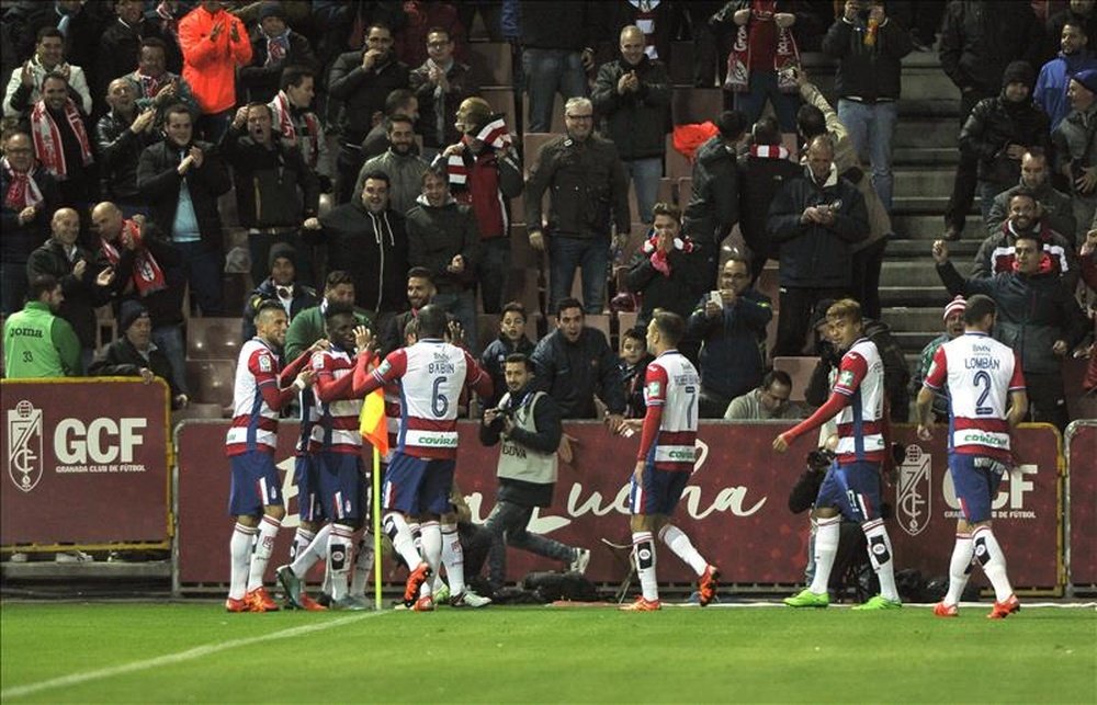 Los jugadores del Granada celebran su primer gol, obra en propia puerta del defensa Aymeric Laporte durante el partido de la duodécima jornada de liga en Primera División en el estadio Nuevo Los Cármenes.EFE
