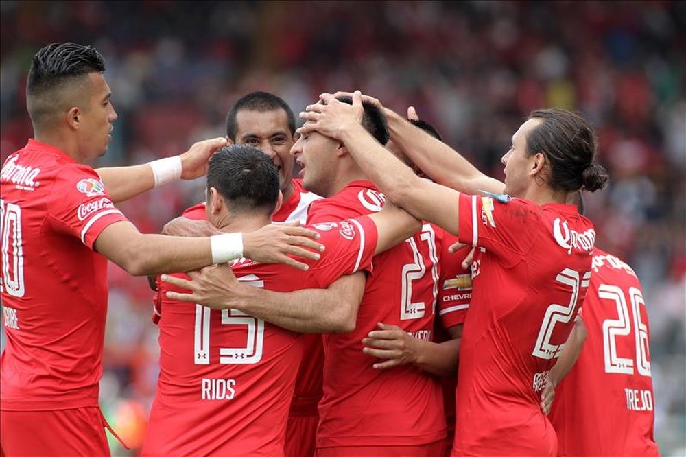 Jugadores de Toluca festeja un gol contra Monterrey, este 22 de noviembre, durante un juego de la jornada 17 del torneo mexicano de fútbol, celebrado en el estadio Nemesio Diez en la Ciudad de Toluca (México). EFE