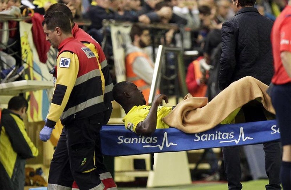 El defensa marfileño del Villarreal Eric Bertrand Bailly se retira tras lesionarse durante el partido de la décima jornada de la Liga de Primera División que se jugó en el estadio de El Madrigal. EFE/Archivo