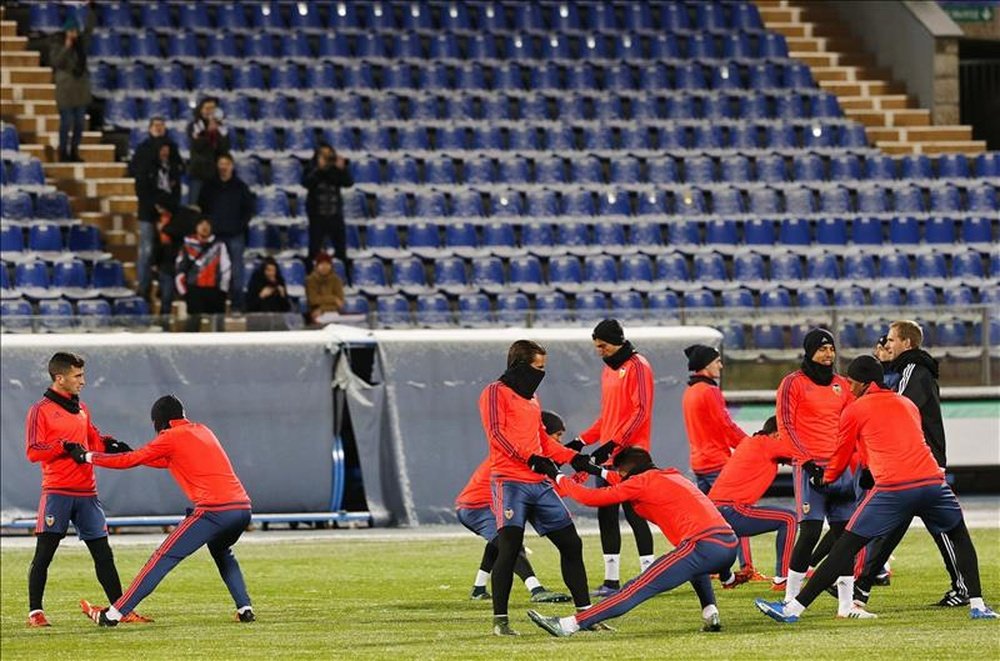 Los jugadores del Valencia participan en el entrenamiento del equipo en el estadio Petrovski de San Petersburgo, Rusia. EFE