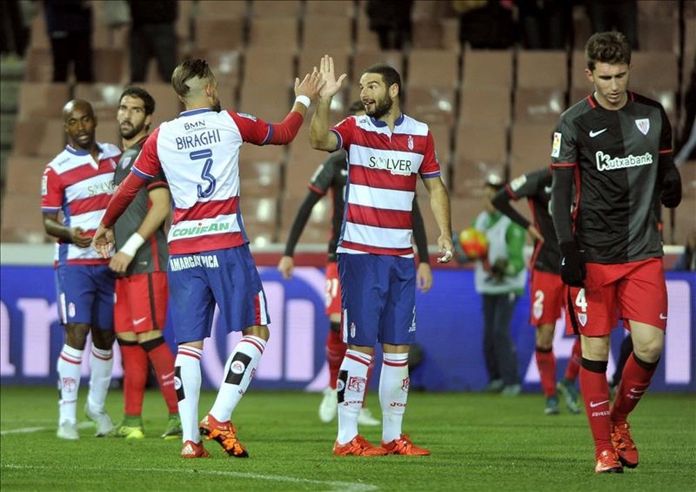 Los jugadores del Granada celebran la victoria tras el partido de la duodécima jornada de Liga en Primera División que Granada y Athletic Club disputaron este domingo en el estadio Nuevo Los Cármenes. EFE 
