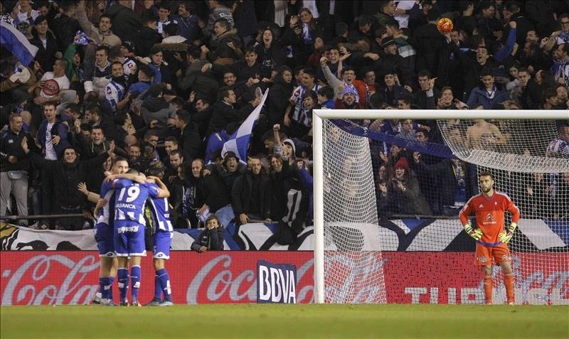 Los jugadores del Deportivo celebran el segundo gol del equipo, durante el partido de Liga de Primera División que Deportivo y Celta disputan esta noche en el estadio de Riazor, en A Coruña. EFE