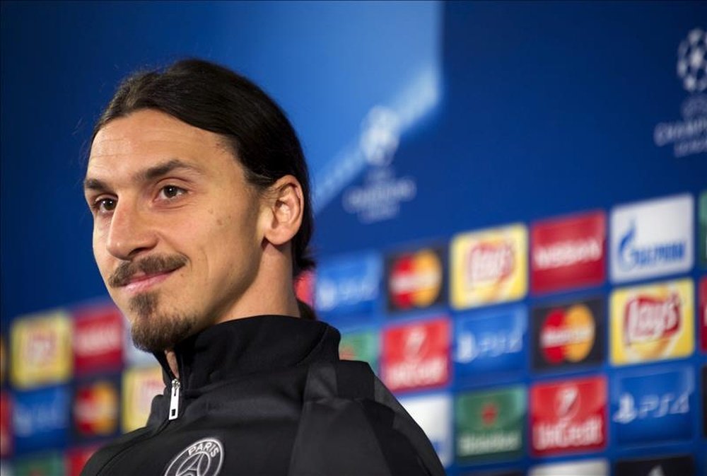 El delantero sueco del Paris Saint-Germain, Zlatan Ibrahimovic, ofrece una rueda de prensa en Malmo, Suecia en la víspera de su enfrentamiento al Malomo FF en un partido del grupo A de la Liga de Campeones. EFE