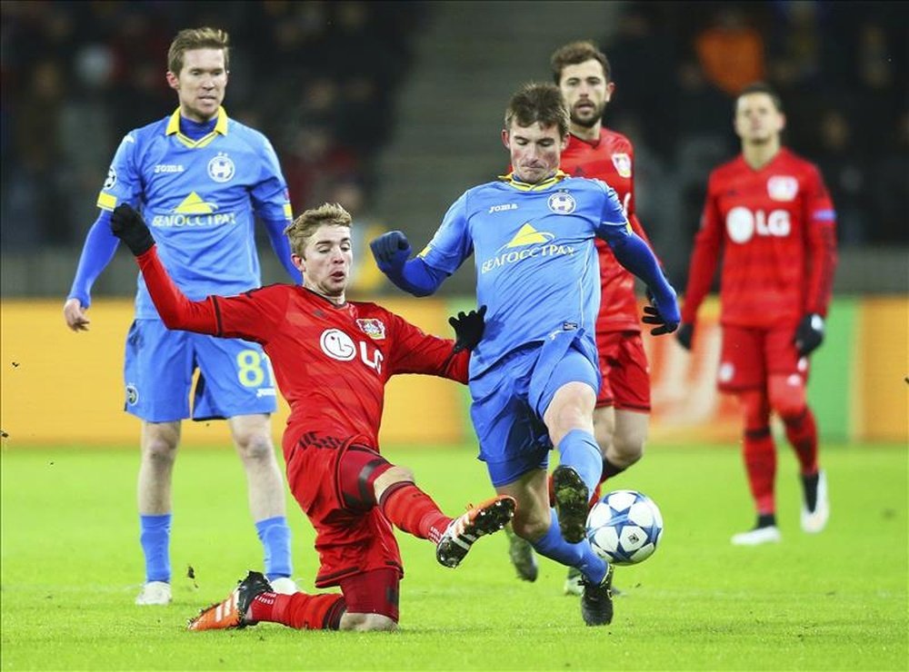 El centrocampista del Borisov Evgeni Yablonski (c) lucha por el control del balón con el centrocampista del Bayer Leverkusen Christoph Kramer (2-i) durante el partido del grupo E de la Liga de Campeones disputado en Borisov, Bielorrusia. EFE/Tatyana Zenkovich