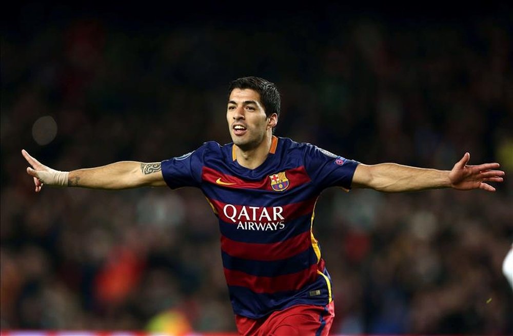El delantero uruguayo del FC Barcelona Luis Suárez celebra su gol, tercero del equipo, durante el partido de la quinta jornada de la fase de grupos de la Liga de Campeones que FC Barcelona y AS Roma jugaron en el Camp Nou, en Barcelona. EFE