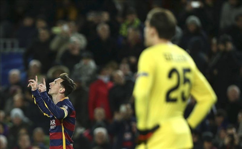El delantero argentino del FC Barcelona Leo Messi (i) celebra su gol, segundo del equipo, durante el partido de la quinta jornada de la fase de grupos de la Liga de Campeones que FC Barcelona y As Roma jugaron en el Camp Nou, en Barcelona. EFE