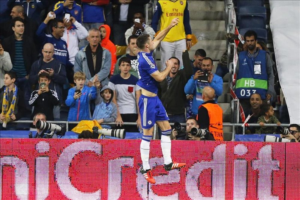 El jugador Gary Cahill de Chelsea celebra la anotación de un gol durante un juego entre Chelsea FC y Maccabi Tel Aviv del grupo G de la Liga de Campeones en el estadio Sammy Ofer en Haifa (Israel). EFE