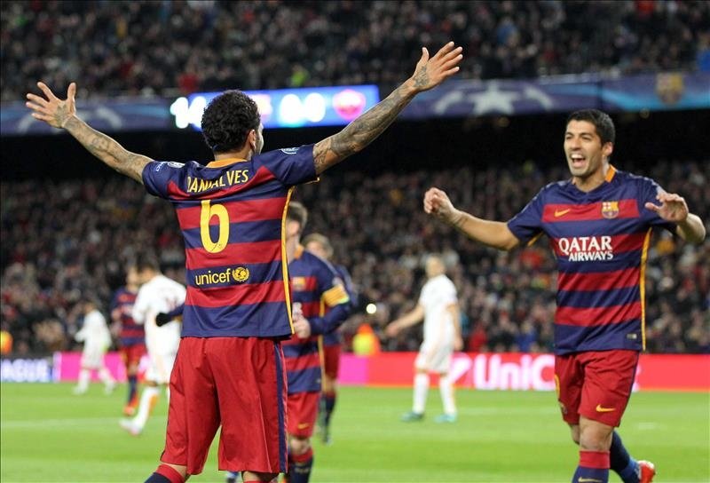 El delantero uruguayo del FC Barcelona Luis Suárez (d) celebra su gol, primero del equipo, con Dani Alves, durante el partido de la quinta jornada de la fase de grupos de la Liga de Campeones que FC Barcelona y As Roma jugaron en el Camp Nou, en Barcelona. EFE