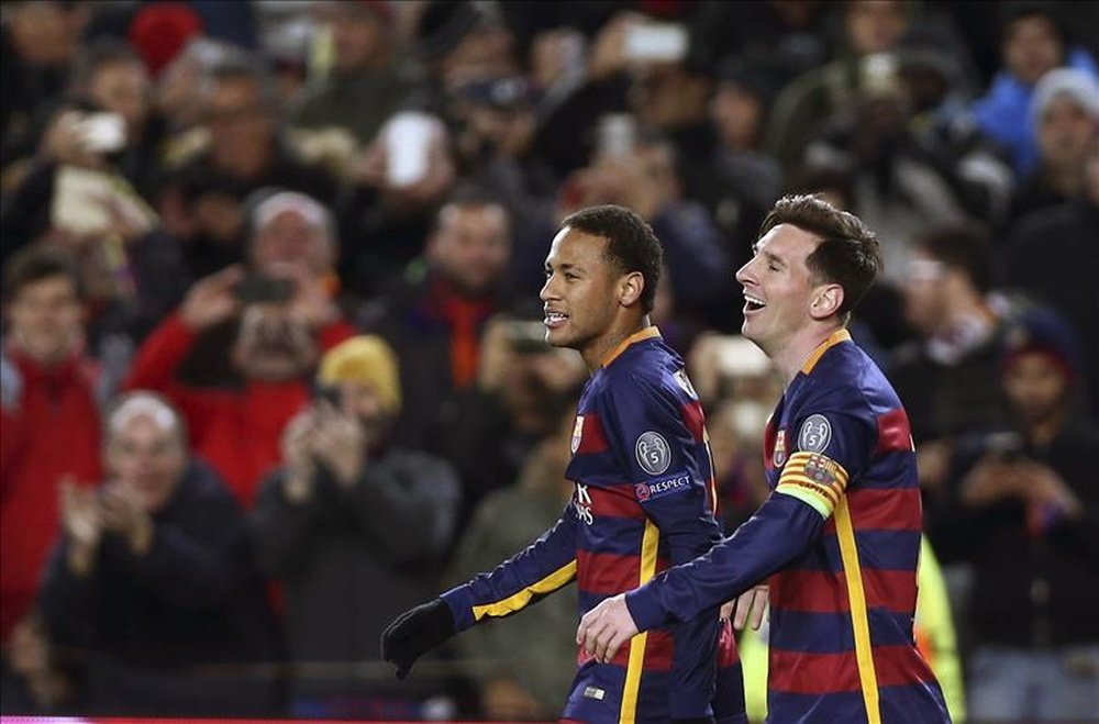 El delantero argentino del FC Barcelona Leo Messi (d) celebra su gol, segundo del equipo, con el brasileño Neymar Da Silva, durante el partido de la quinta jornada de la fase de grupos de la Liga de Campeones que FC Barcelona y As Roma jugaron en el Camp Nou, en Barcelona. EFE