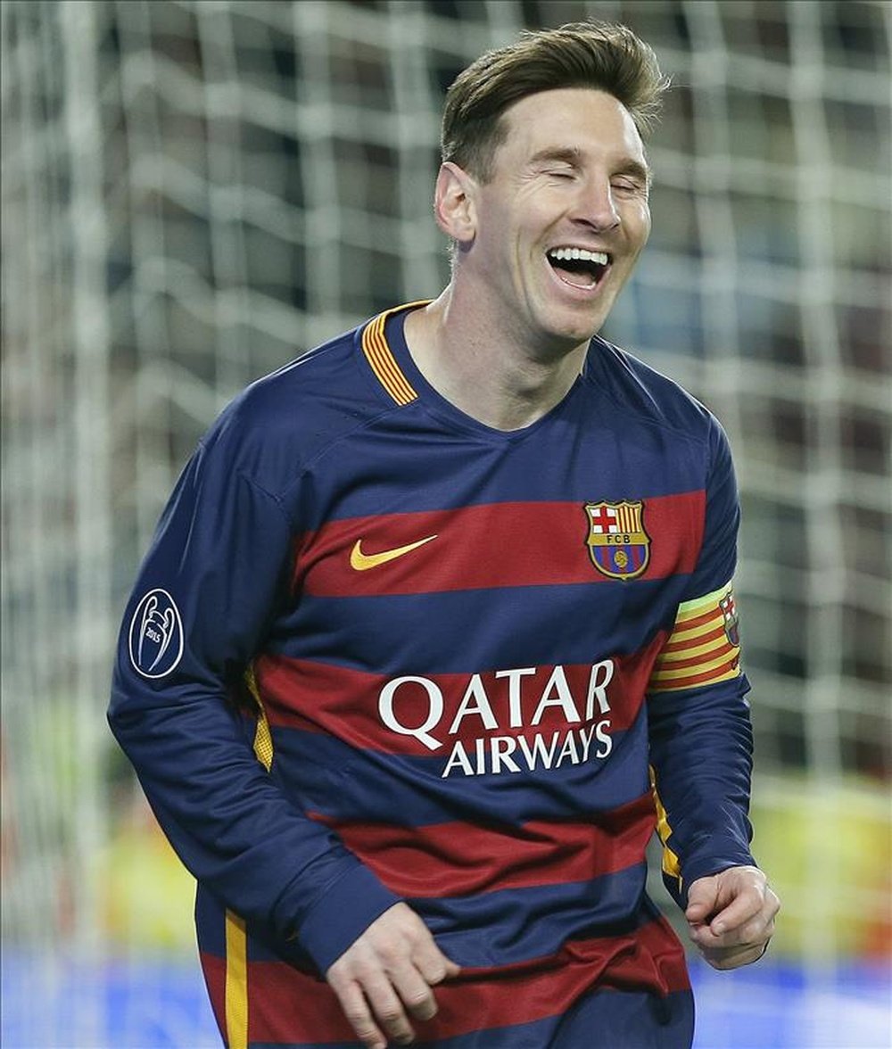 El delantero del FC Barcelona Leo Messi celebra tras marcar su segundo gol ante la Roma, durante el partido de la quinta jornada de la fase de grupos de la Liga de Campeones que se juega esta noche en el Camp Nou, en Barcelona. EFE