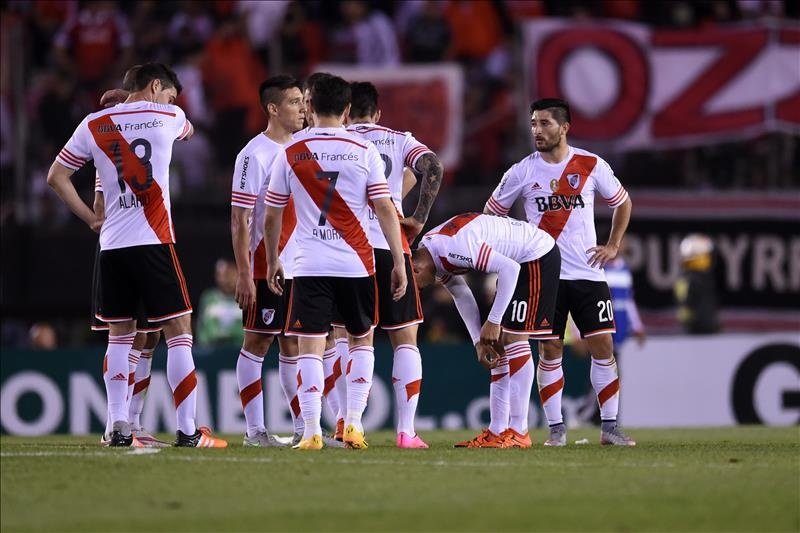 Los jugadores de River Plate se lamentan tras perder ante Huracán el pasado 5 de noviembre de 2015, durante el partido por una de las semifinales de la Copa Sudamericana. EFE/Archivo