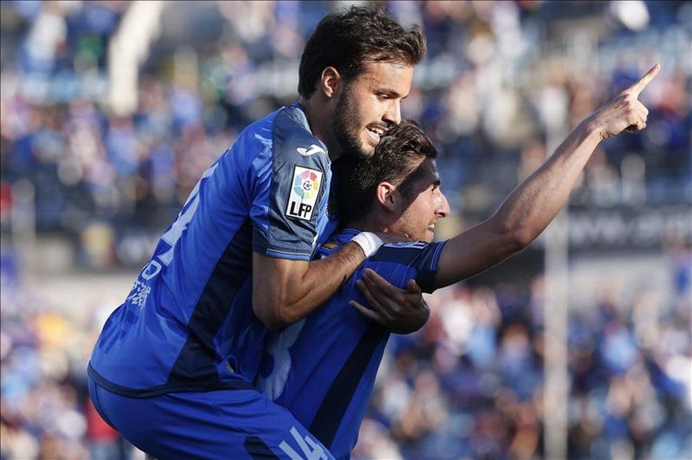 El defensa del Getafe Sergio Escudero (d) celebra un gol con su compañero Pedro León. EFE/Archivo