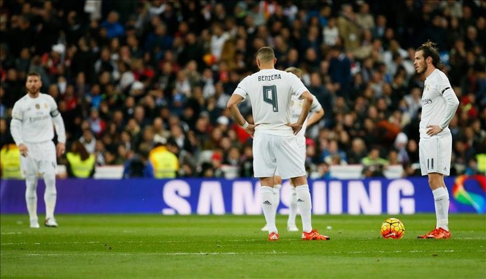 Los jugadores del Real Madrid Gareth Bale (d) y Karim Benzema (c) durante el partido contra el FC Barcelona del pasado sábado. EFE