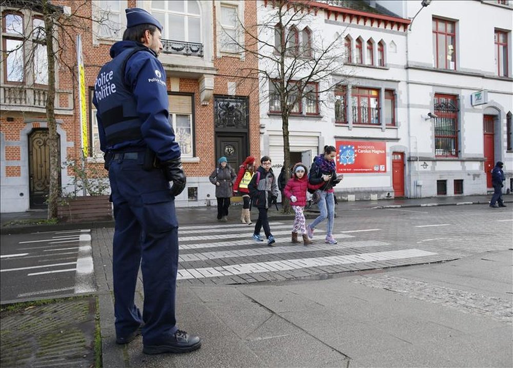 Un policía belga hace guardia a las puertas de un colegio en Bruselas (Bélgica). EFE/Archivo