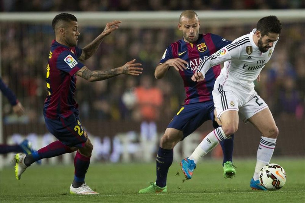 Le milieu du Real Madrid, Isco, avec les défenseurs du Barça Mascherano et Alves. EFE