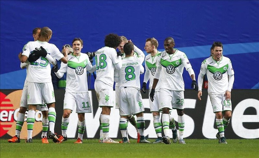 Los jugadores del Wolfsburgo celebran el gol conseguido ante el CSKA de Moscú, durante el partido del grupo B de la Liga de Campeones disputado en el Khimki Arena de Khimki, afueras de Moscú, Rusia. EFE