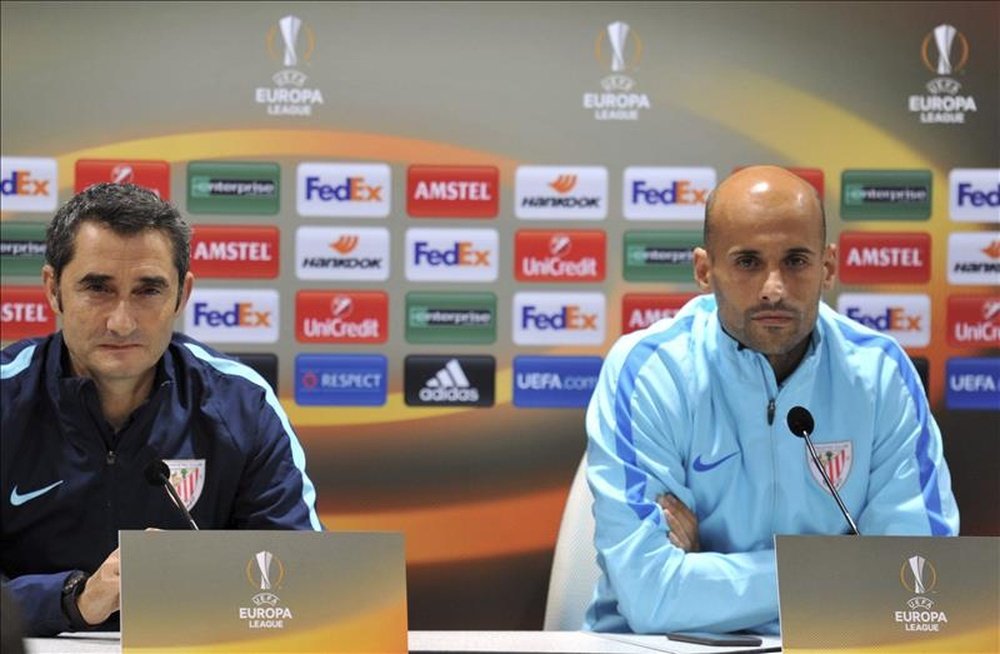 El entrenador del Athletic Club de Bilbao, Ernesto Valverde (i), y el centrocampista Mikel Rico (d) dan una rueda de prensa en Augsburgo, Alemania,  en la víspera de su enfrentamiento al Augsburgo en un partido del grupo L de la Liga Europa. EFE