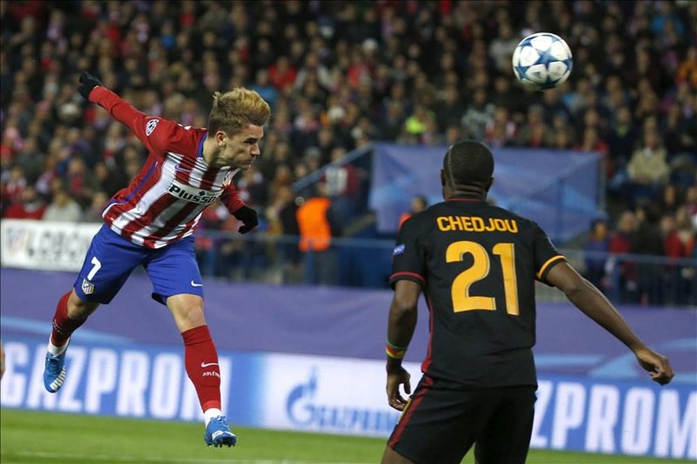 El delantero francés del Atlético de Madrid Antoine Griezmann (i) remata de cabeza marcando gol, el primero del equipo, ante el Galatasaray, durante el partido de la quinta jornada del grupo C de la Liga de Campeones en el estadio Vicente Calderón. EFE