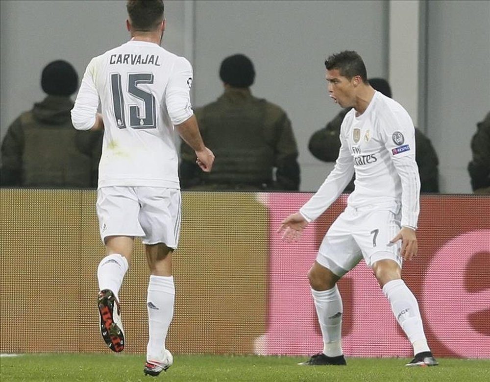 El delantero portugués del Real Madrid, Cristiano Ronaldo (dcha), celebra el primer gol conseguido ante el Shakhtar Donetsk durante el partido del grupo A de la Liga de Campeones disputado en el Arena de Lviv, Ucrania. EFE