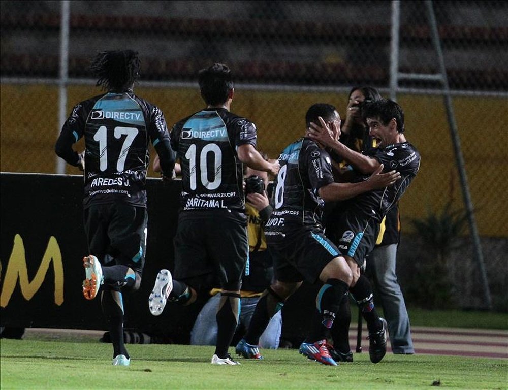 El Deportivo Quito continúa suspendido en la Liga debido a deudas que no pagó el pasado viernes a través de la Federación Ecuatoriana de Fútbol (FEF). En la imagen el registro de otra actuación del Deportivo Quito, que está al borde del descenso en el futbol de Ecuador. EFE/Archivo