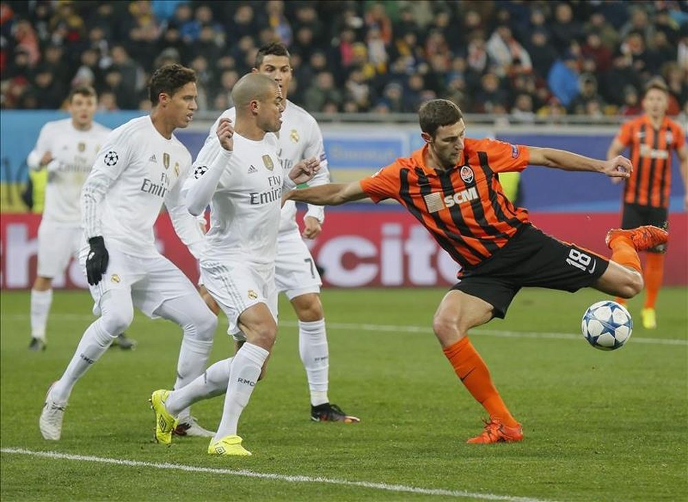 El jugador del Real Madrid, Pepe (2-i) disputa un balón con Ivan Ordets (d) de Shakhtar durante el partido del grupo A de la Liga de Campeones disputado ante el Shakhtar Donetsk, en el Arena de Lviv (Ucrania). EFE