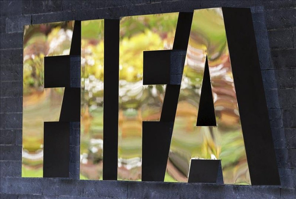 El logo de la Federación Internacional de Fútbol Asociado (FIFA, en siglas en inglés) en el frente de su sede en Zúrich, Suiza. EFE/Archivo